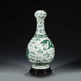 QING GREEN DRAGON GARLIC VASE ON STAND