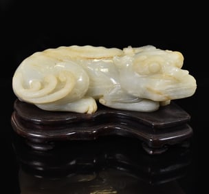 SINGLE HORNED QILING JADE SCLUPTURE ON STAND