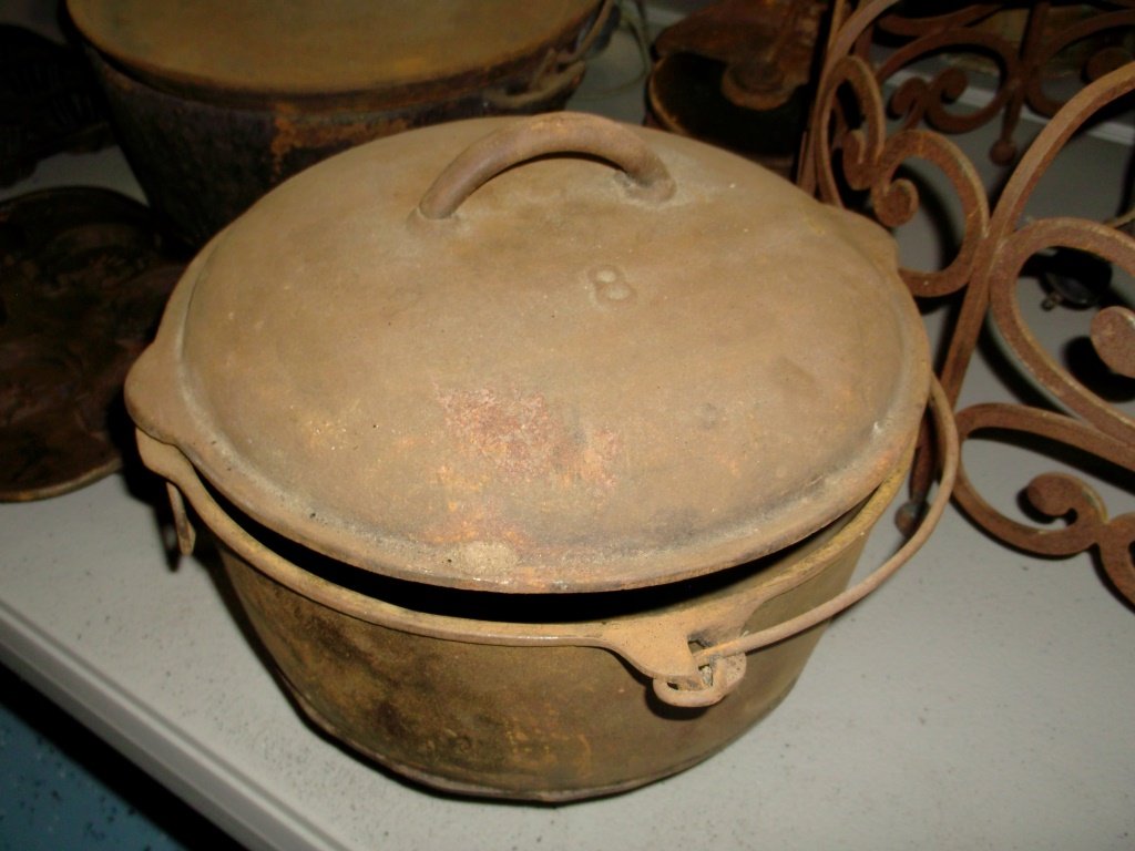 Cast Iron Dutch Oven (1 of 3)