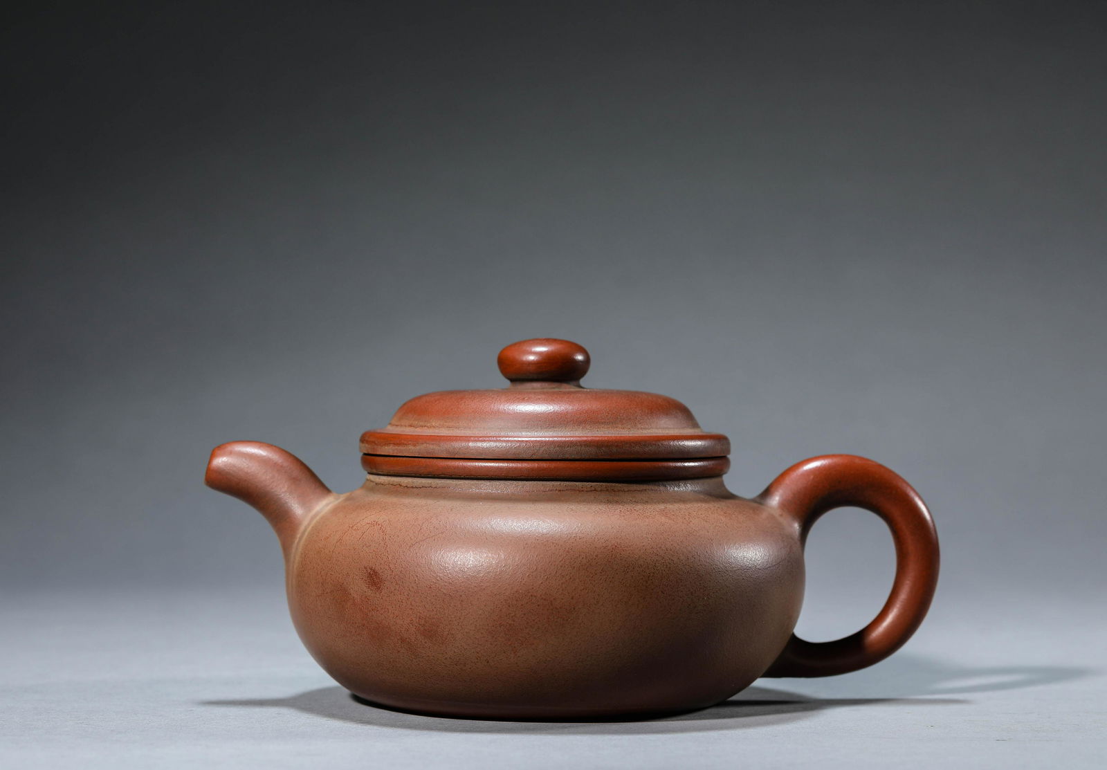 A Chinese Redware Teapot: L:8 4/9in(21.5cm)W:6in(15.1cm)H:4 2/5in(11.2cm)