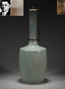 Qing Dynasty Yi he Xuan green glaze vase: H: 18 1/8 in(46cm) W: 6 1/4 in(16cm)