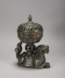 Tang Dynasty bronze lion aromatherapy: H: 10 5/8 in(27cm) W: 6 7/8 in(17.5cm) wt:2660g