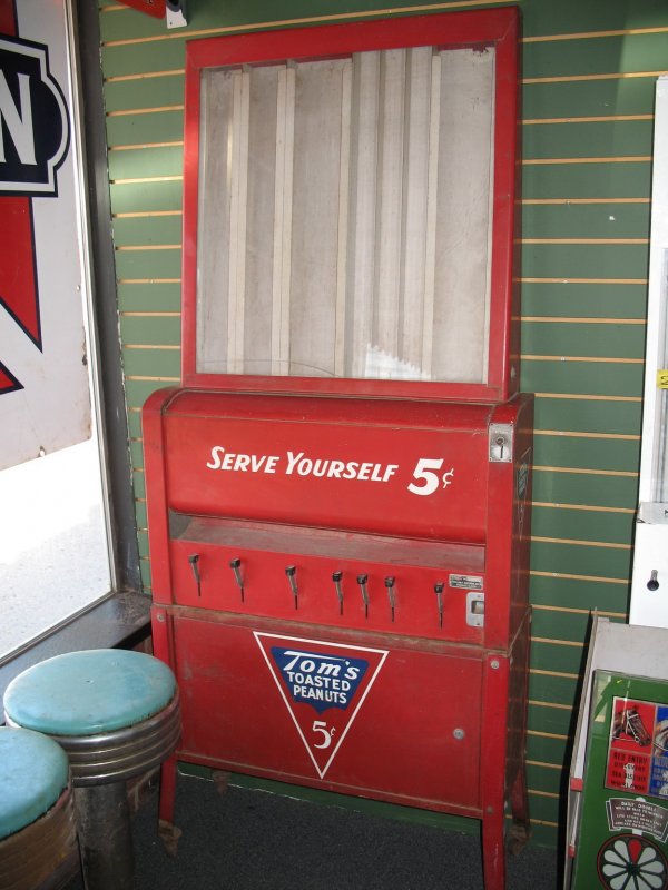 8 TOMS PEANUT COINOP VENDING MACHINE