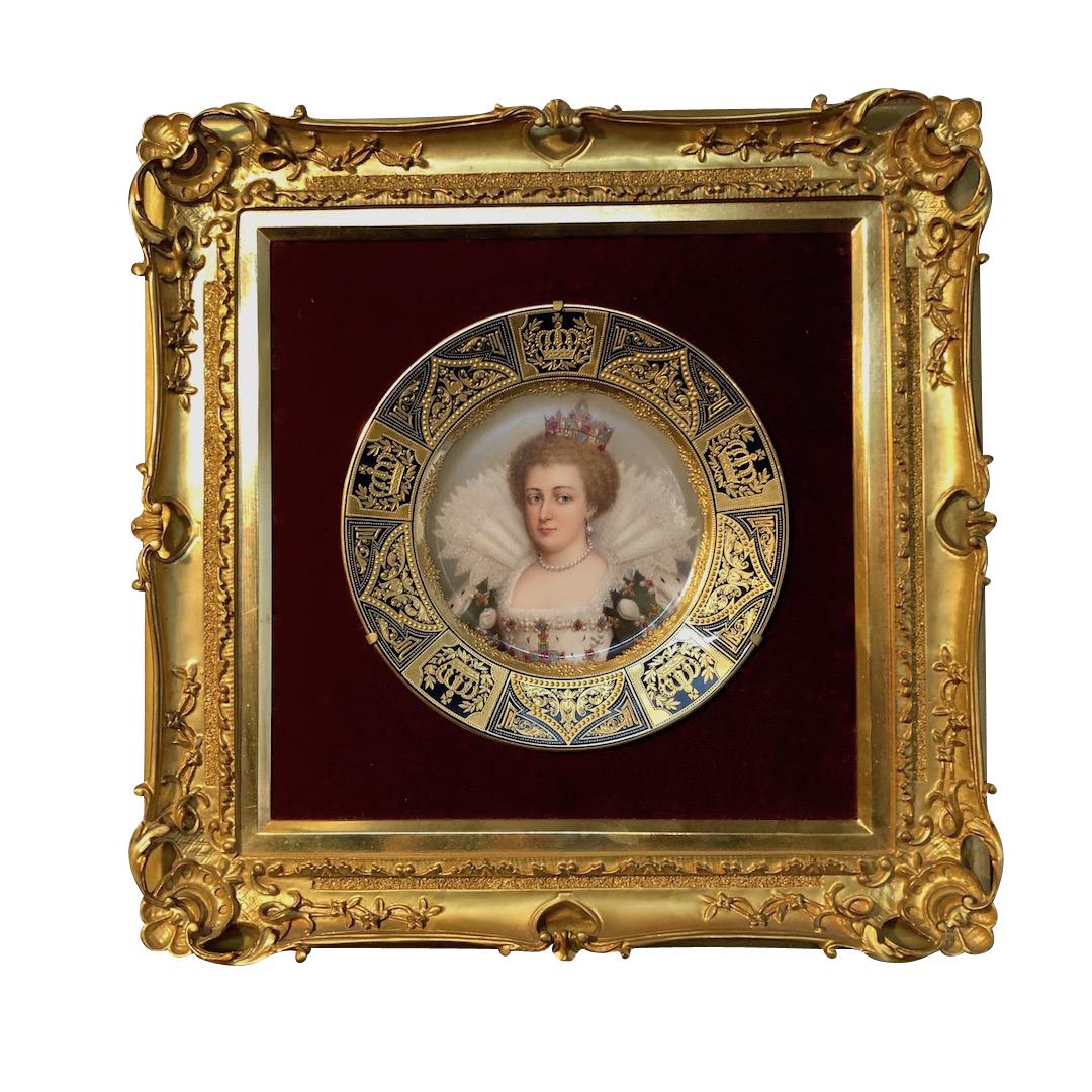 Royal Vienna plate Depicting a Fully Dressed Queen: Royal Vienna plate Depicting a Fully Dressed Queen, in a gilt wood frame, signed on bottom right hand side of the painting Wagner, Marked with Red Royal Vienna Beehive Mark & Germany, Plate: 9.5" diam