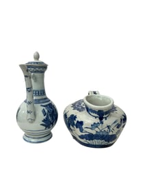 TWO CHINESE BLUE AND WHITE PORCELAIN ITEMS, 20TH CENTURY