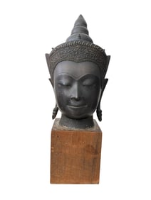 A LARGE THAI STYLE METAL BUDDHA HEAD, 20TH CENTURY REPRODUCTION