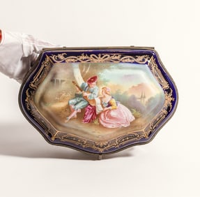 A FRENCH SEVRES STYLE PORCELAIN HINGED BOX, LATE 19TH/20TH CENTURY