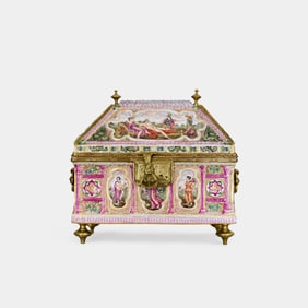 A LARGE ITALIAN CAPODIMONTE PORCELAIN HINGED BOX, CIRCA 1900