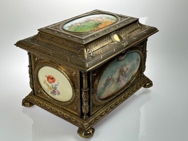 A LARGE FRENCH ORMOLU MOUNTED SEVRES STYLE HINGED BOX, CIRCA 1900