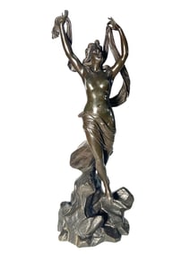 AN ENGLISH PATINATED BRONZE FIGURE OF A LADY