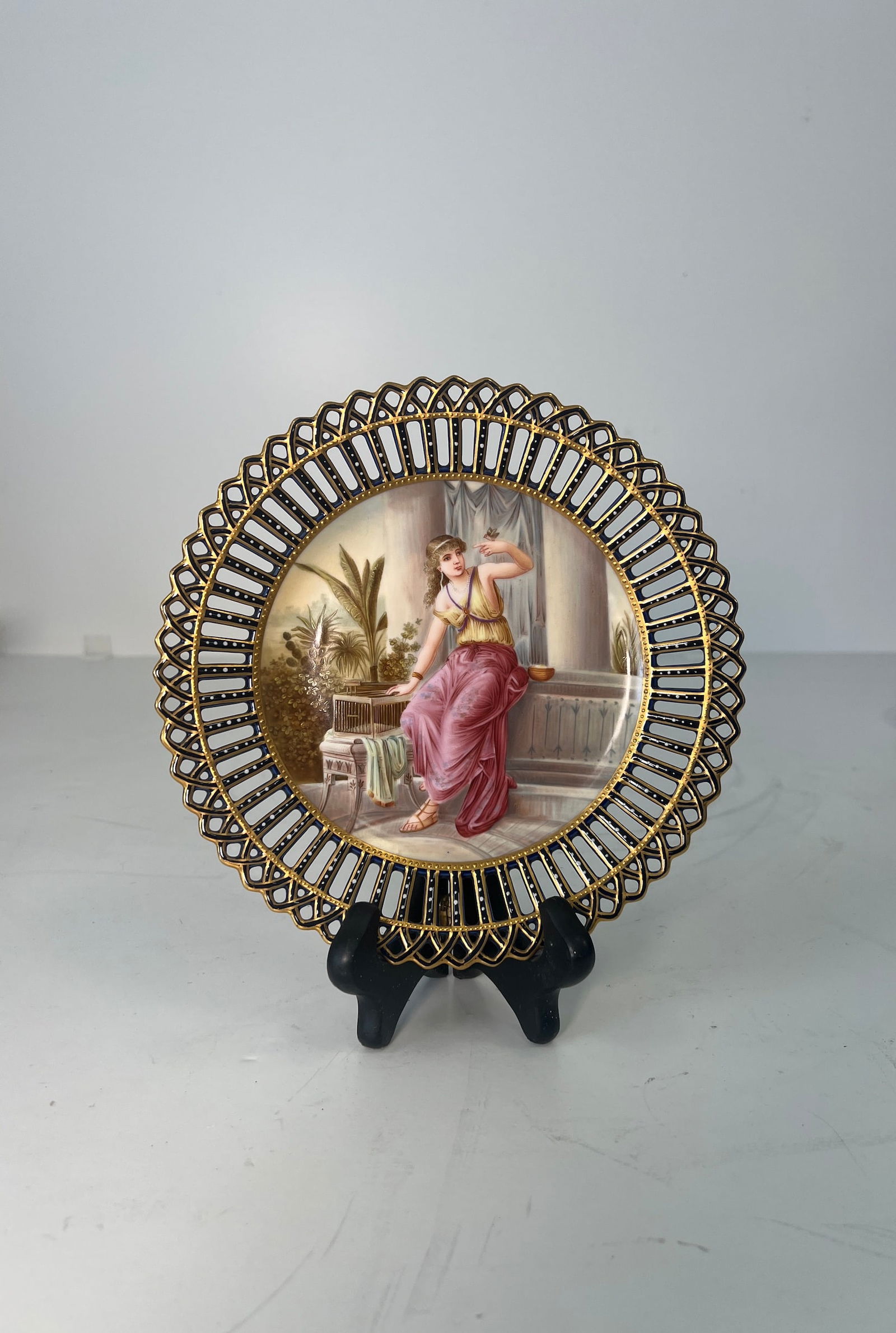 A ROYAL VIENNA STYLE RETICULATED PORCELAIN PAINTED PLATE, CIRCA 1920 (1 of 4)