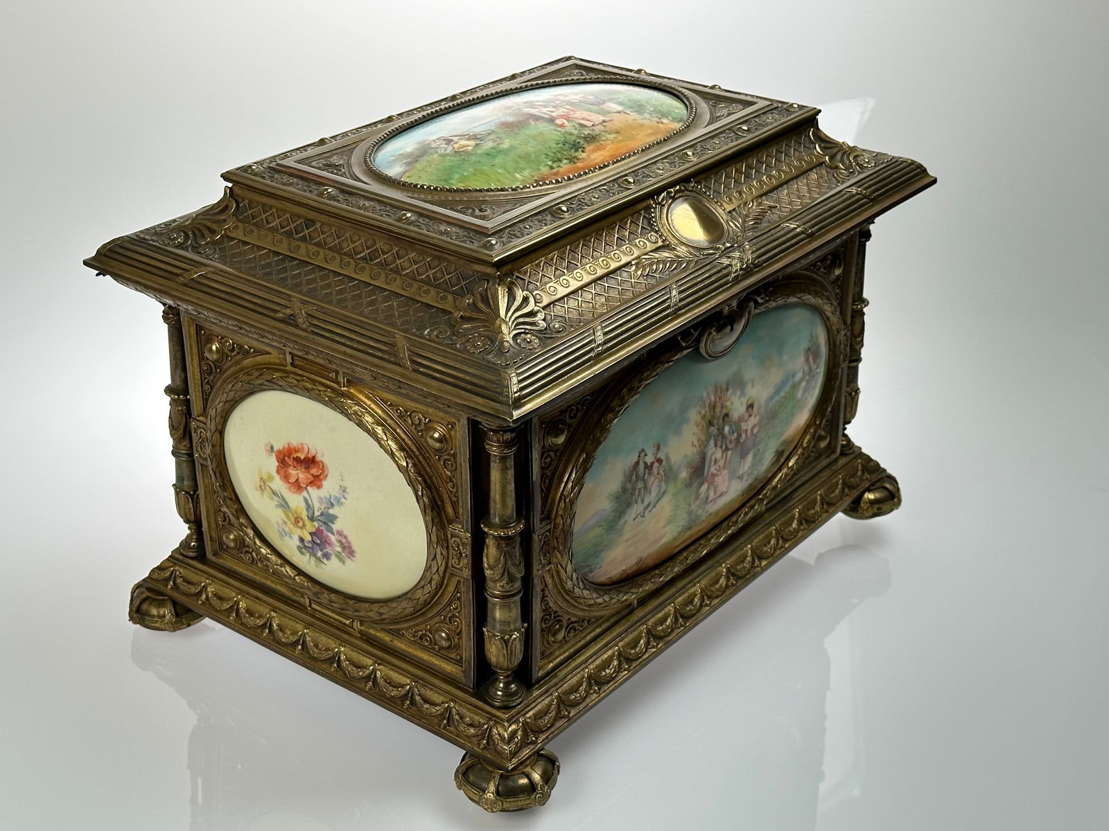 A LARGE FRENCH ORMOLU MOUNTED SEVRES STYLE HINGED BOX, CIRCA 1900 (1 of 6)