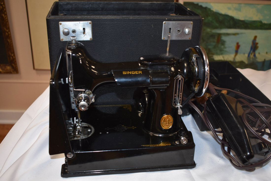 Vintage Singer Featherweight Sewing Machine (1 of 4)