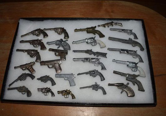 Lot of 27 Vintage Miniature Toy Guns (1 of 4)
