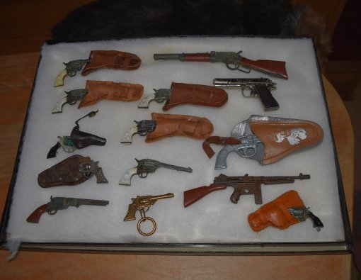 Lot of 14 Vintage Miniature Toy Guns (1 of 3)