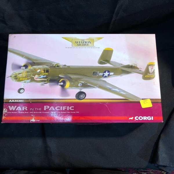 Corgi AA 35301 B-25J Mitchell 1:72 Model Airplane (1 of 2)