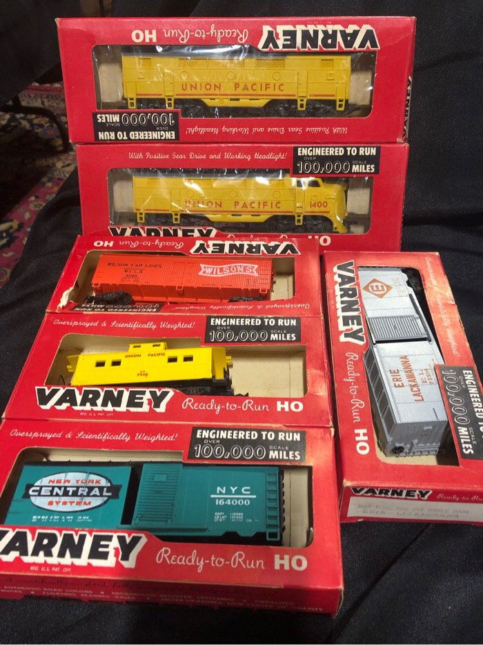 6pc Varney Train HO Lot Union Pacific: 6 pc lot 5 have matching boxes, New York Central does not have matching box but does have 2463 box ost Gondolo. They are all in good shape and have been stored for years. See pics for details.