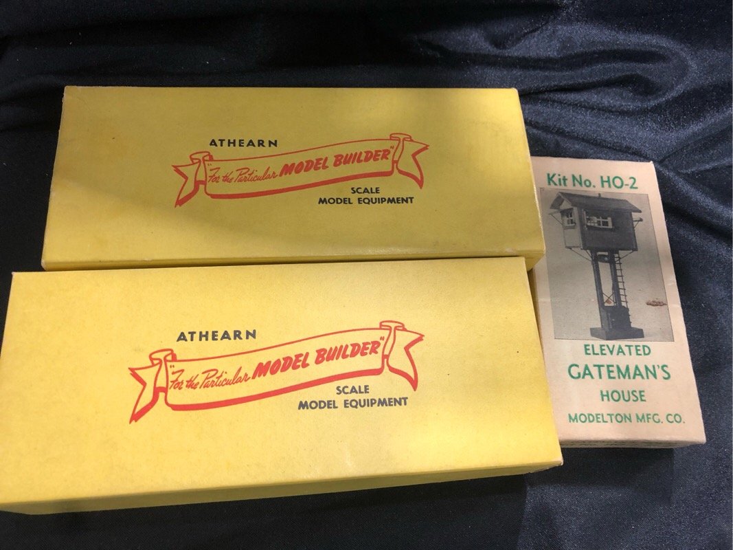 Athearn Model Kits shell oil Illinois Central Trains +: Two train model kits and a elevated gateman's house model kit Ho-2. The shell oil oil one looks great, it had original wax paper preserving it over the years. The Illinois Central has on its parts, bu