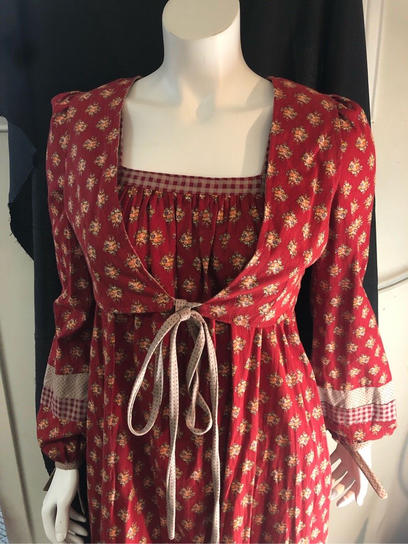 Vintage Gunne Sax Dress Red VTG Hippy 1970's Flowers: Very nice vintage dress with great colors! Perfect example of a flower child era dress. Looks like it may have never been worn. This is a two pc set. Vest is removable.