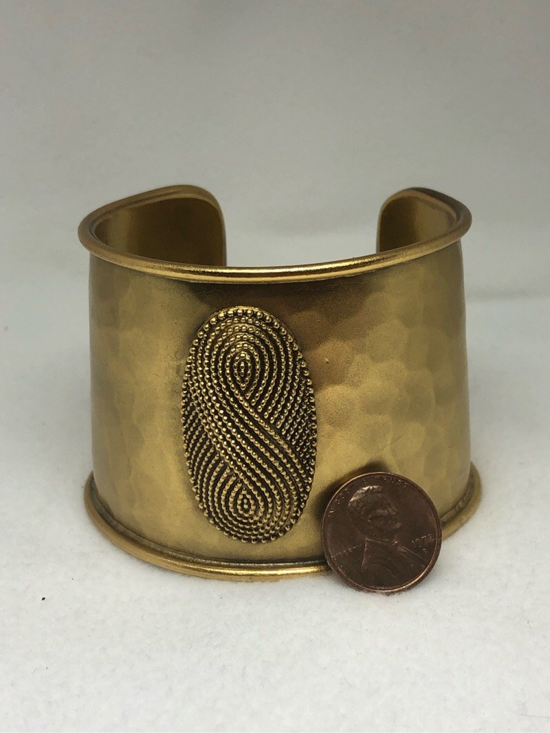 Vintage YSL Gold Cuff Bracelet Yves Saint Laurent: beautiful large gold tone cuff bracelet YSL. No signs of wear.