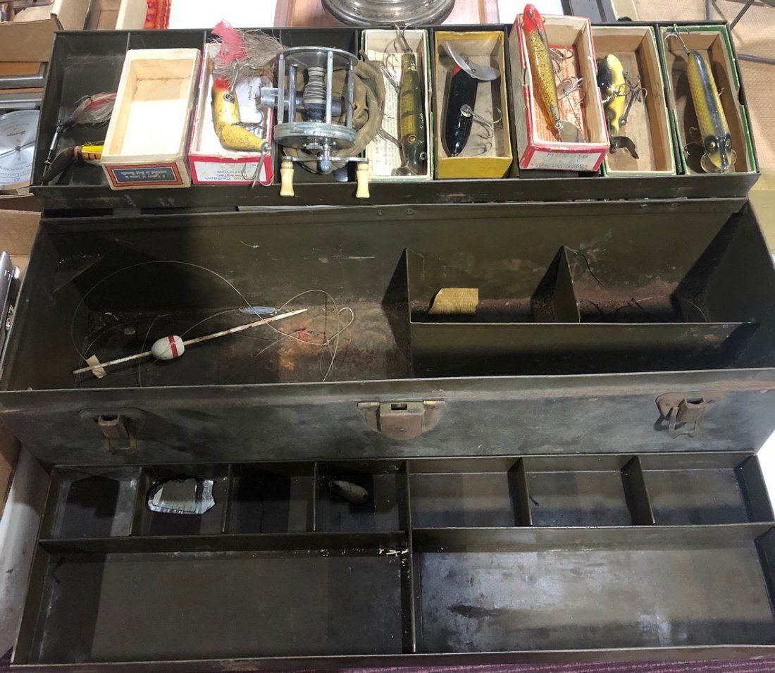 Vintage Kennedy Fishing Tackle box w/ Lures: Comes w/ lures and 1 reel.