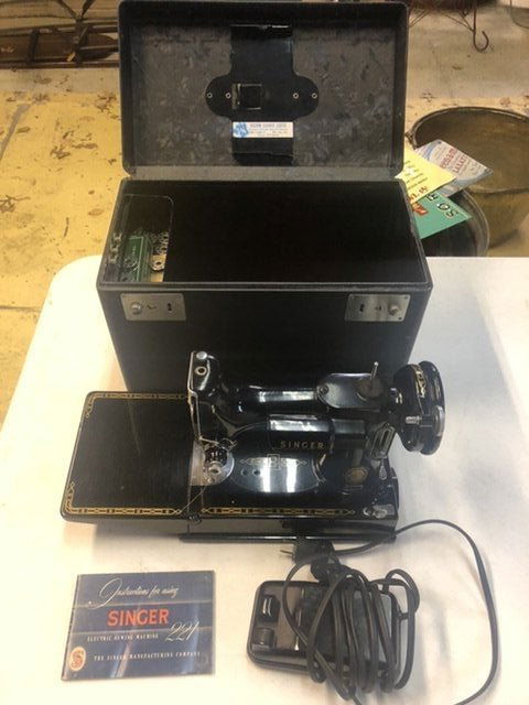 Singer Featherwieght Sewing Machine 221 (1 of 2)