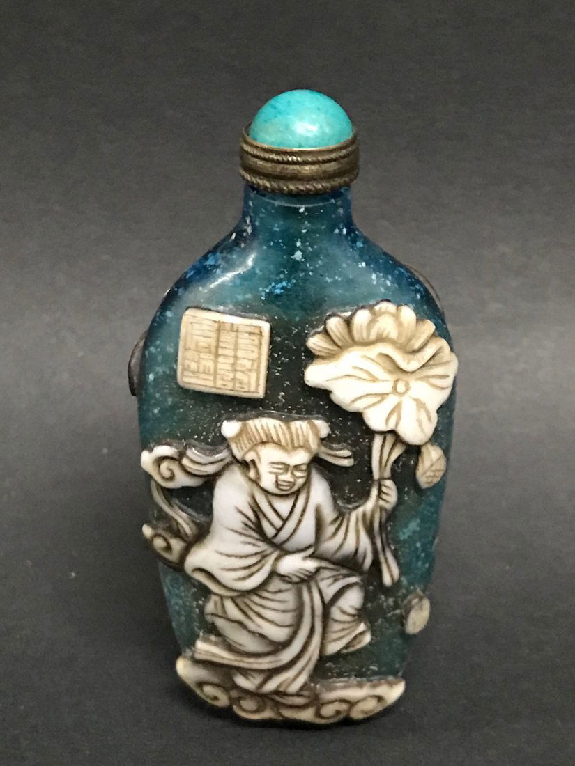 Chinese Art Overlay Peking Glass Snuff Bottle (1 of 8)