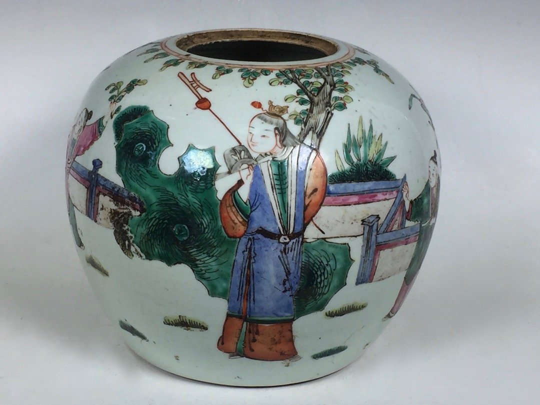 19th Century Porcelain Famille Rose Ginger Jar: 19th Century Porcelain famille Rose Ginger Jar. The dimension is 7 inches high x 8 inches wide. The packing and shipping cost with insurance for domestic is $45.00 flat rate shipping within the Contin
