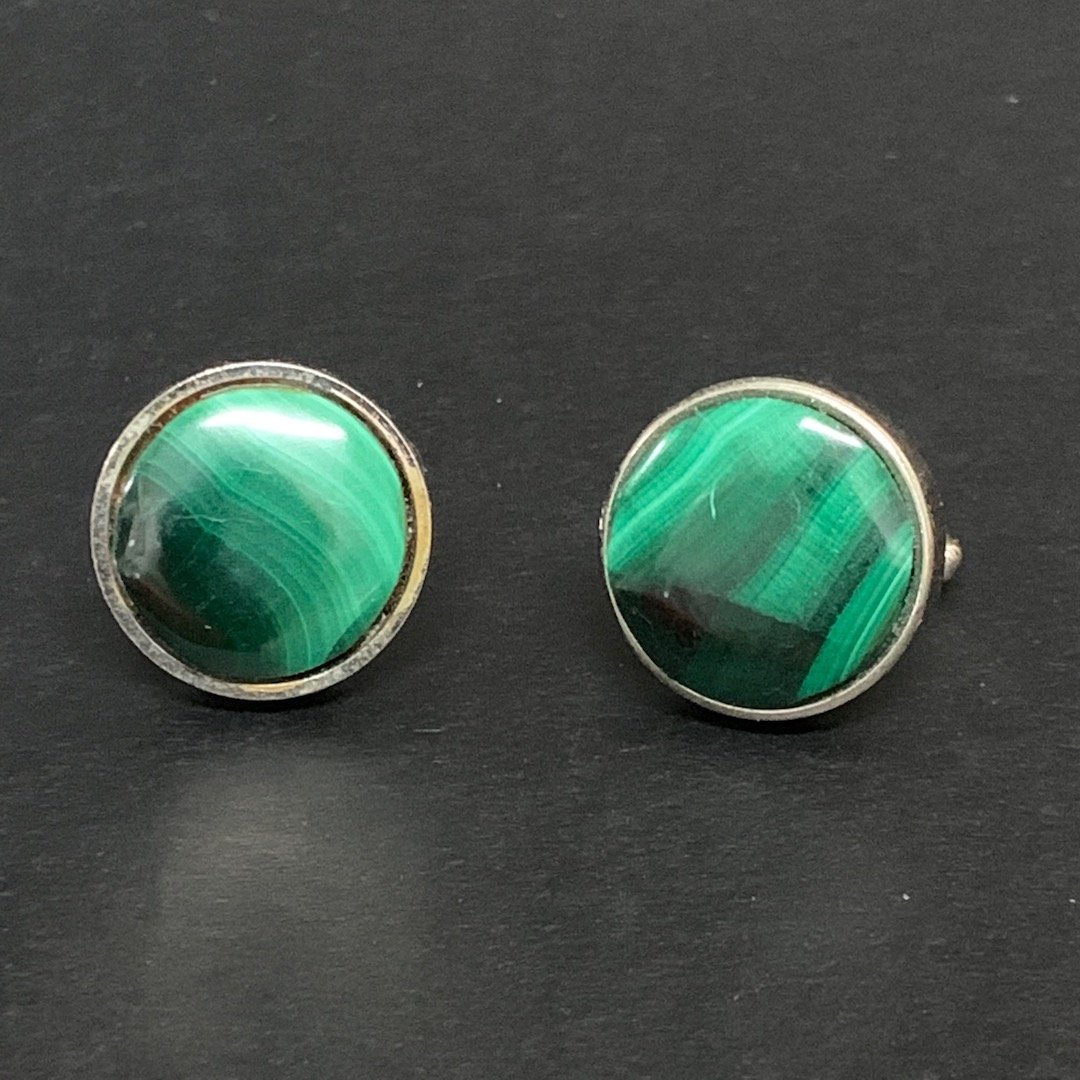 Malachite Cufflinks: Malachite Cuulinks. The dimension is 1 inches high x 1 inches wide. The shipping cost for domestic is $15.00 flat rate shipping within the Continental US, the International foreign shipping rates are