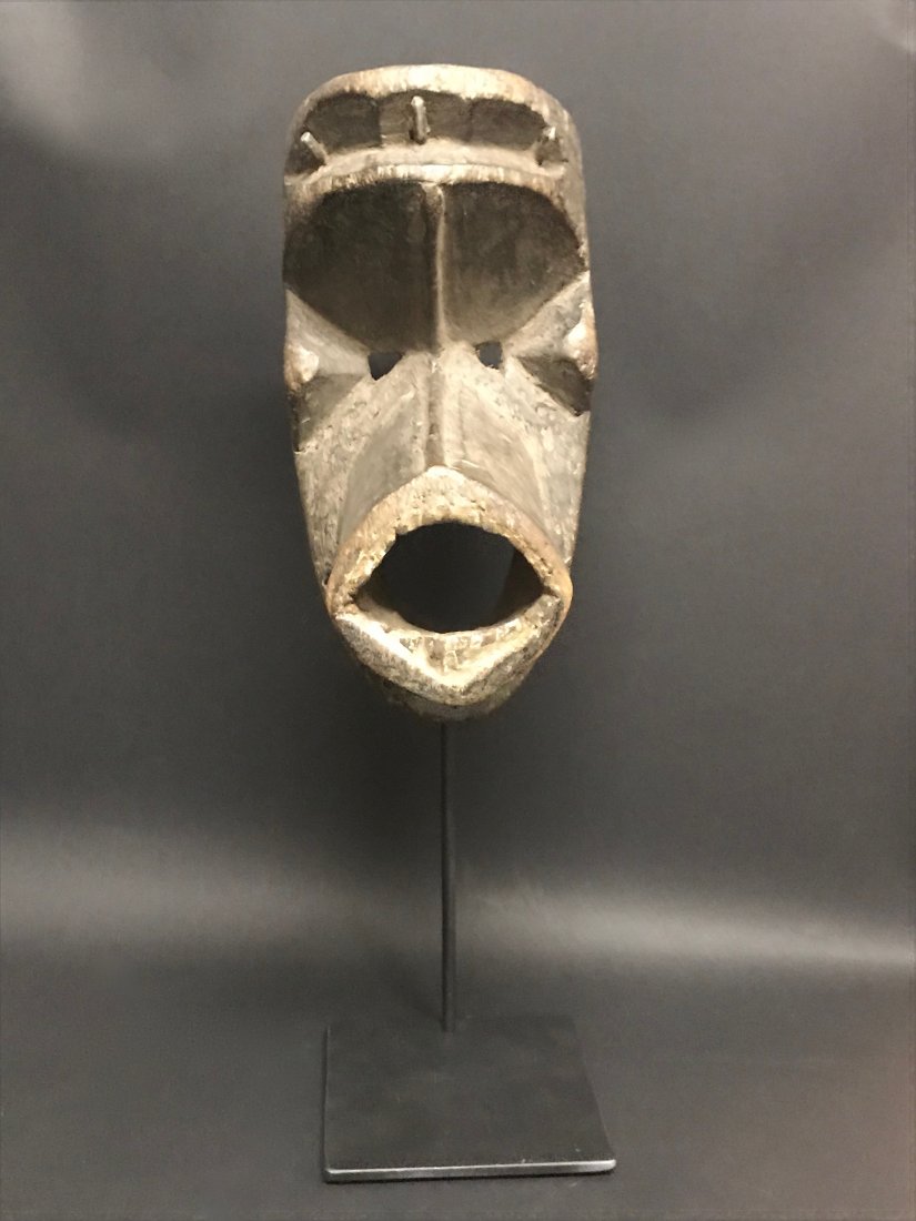 Dan Guere Mask with Stnd (1 of 5)