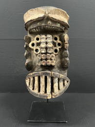 Bete Mask with Stand