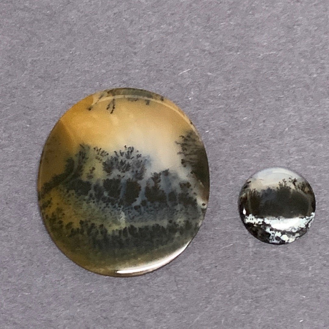 Moss Agate OBIDOME Netsuke Hill with Trees: Moss Agate OBIDOME Netsuke Hill with Trees. The dimension is 2.25 inches high x 2 inches wide. The shipping cost for domestic is $20.00 flat rate shipping within the Continental US including handling,