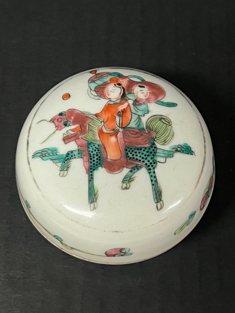 Famille Rose Porcelaine Pill Box: Chinese Art Famille Rose Porcelain Pill box. The dimension is 2 inches high x 3.25 inches wide. The shipping cost for domestic is $20.00 flat rate shipping within the Continental US including handling