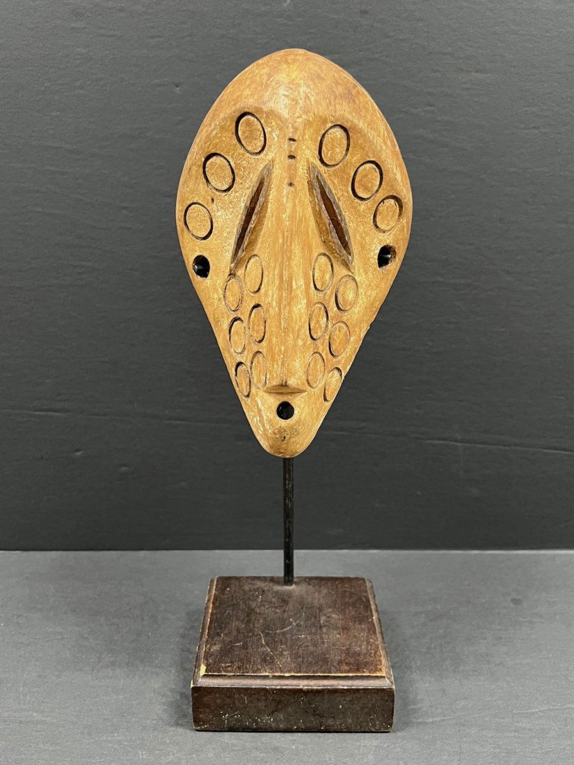 Lega Mask with stand (1 of 8)