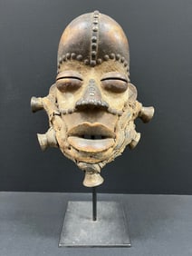 Bete Mask with Metal Stand
