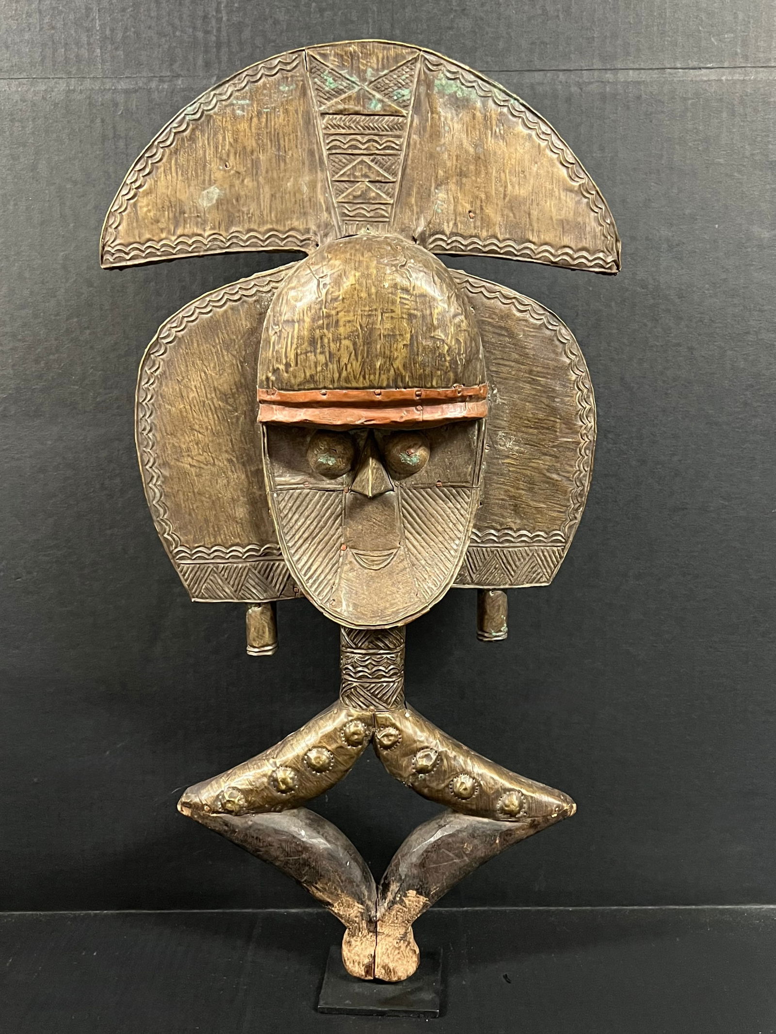 Bakota Reliquary Guardian Statue: African Tribal Art Carved Wood Bakota Reliquary Guardian Statue. The dimension is 23.5 inches high x 12.5 inches wide. Please be aware that some of the items are vintage, secondhand, old ages, antique