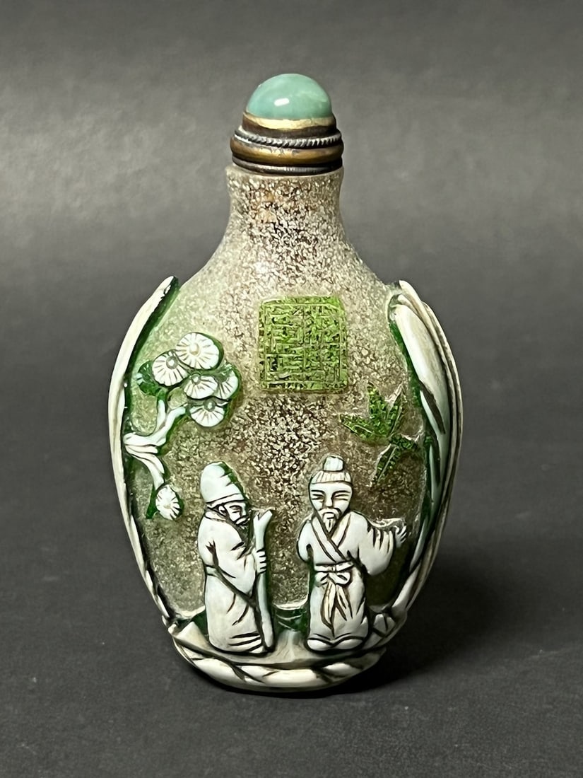 Peking Glass Overlay Snuff Bottle: Chinese Art Peking Glass Overlay Snuff Bottle. The dimension is 3 inches high x 2 inches wide. Please be aware that some of the items are vintage, secondhand, old ages, antiques and may have a