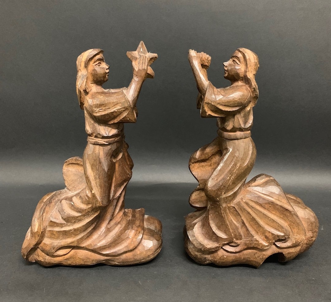Carved Wood Religious Pair of Angels Sculpture: Religious Art Carved Wood Pair of Angels Sculpture. The dimension is 10.25 inches high x 6.5 inches wide. Please be aware that some of the items are vintage, secondhand, old ages, antiques and may