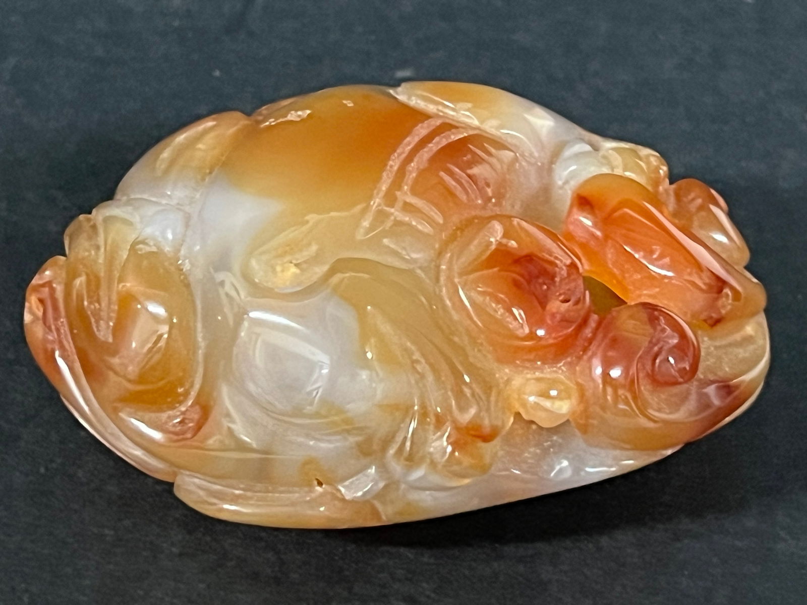 Agate Pendant: Chinese Art Agate Pendant. The dimension is 3 inches high x 1.5 inches depth x 2 inches wide. Please be aware that some of the items are vintage, secondhand, old ages, antiques and may have a defects