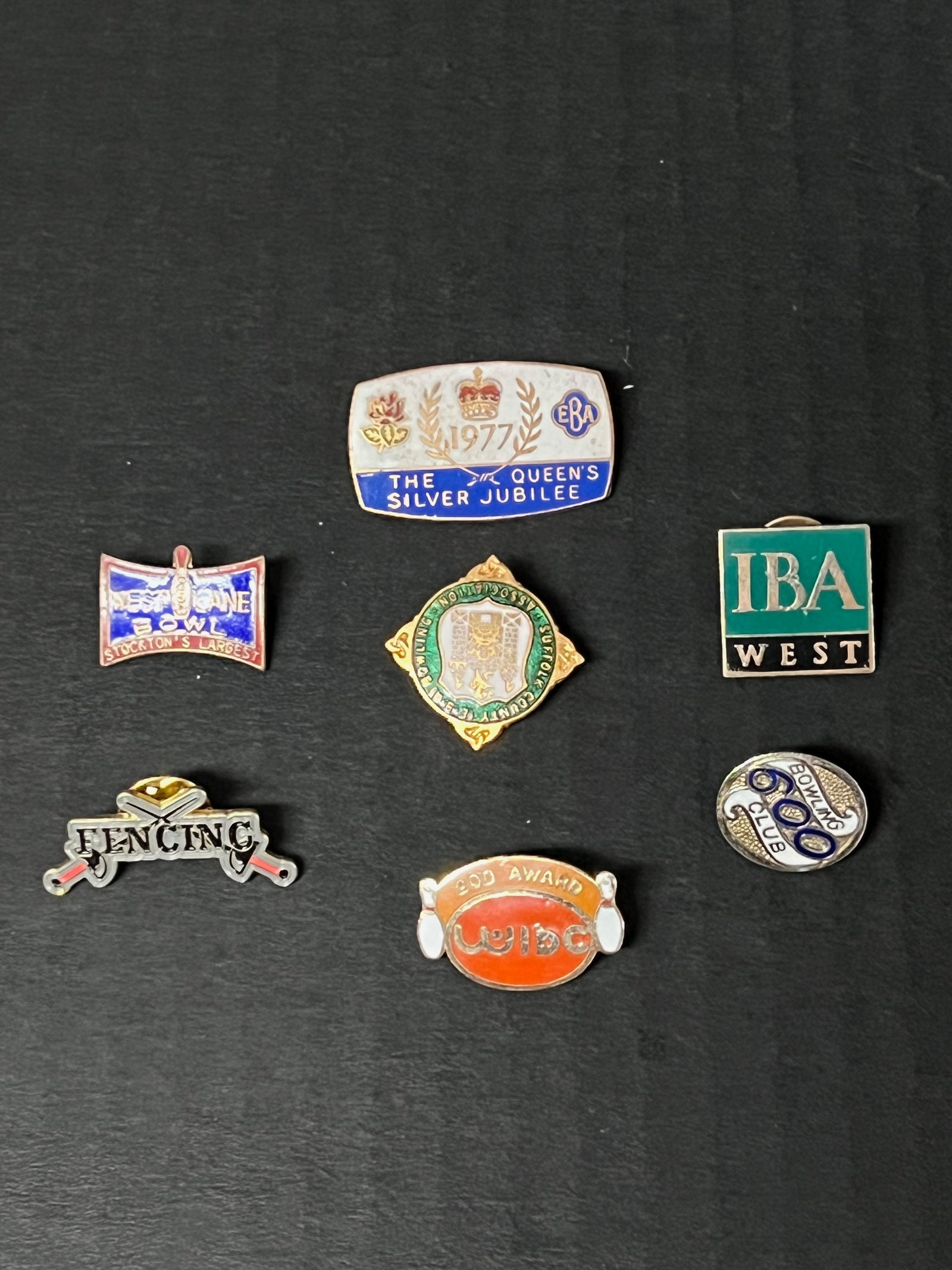 Vintage Assorted Metal and Enamel Sport Pins 7 Pcs.: Vintage Assorted Metal and Enamel Sport Pins 7 Pcs.. The dimension is 1 inches high x 1 inches wide. Please be aware that some of the items are vintage, secondhand, old ages, antiques and may have a d