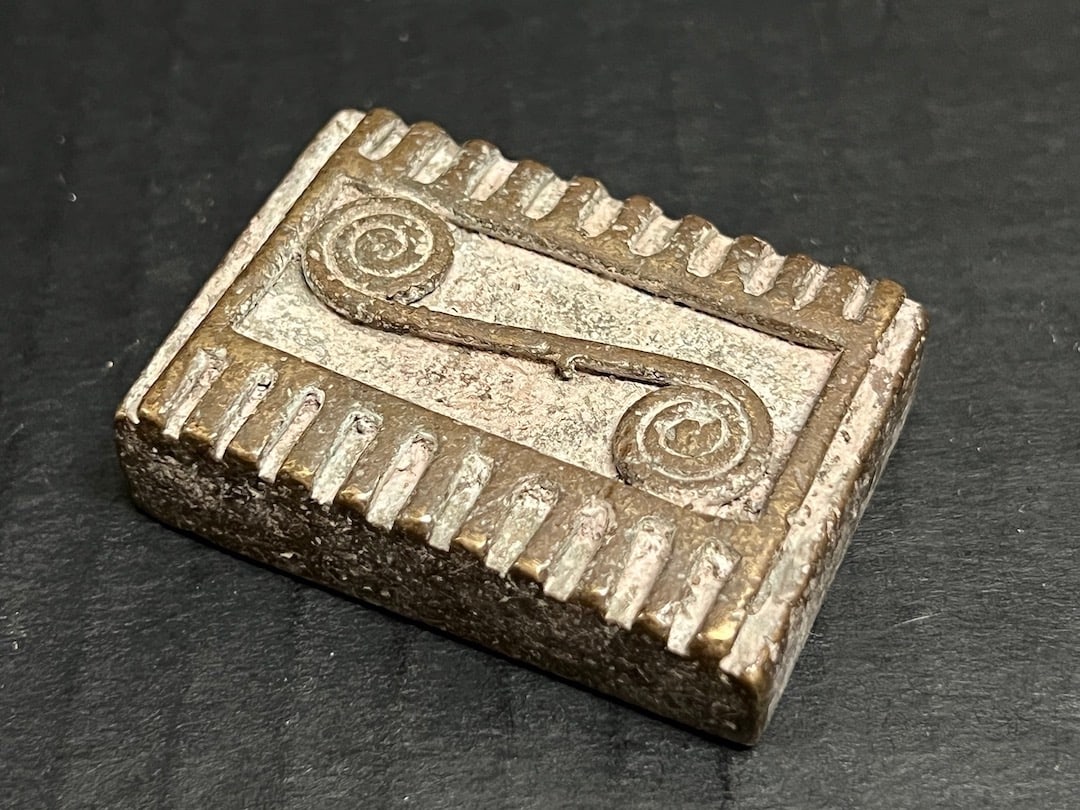 Bronze Akan Goldweight: African Tribal Art Bronze Akan Goldweight. The dimension is 1.25 inches high x 2.25 inches wide. Please be aware that some of the items are vintage, secondhand, old ages, antiques and may have a defec
