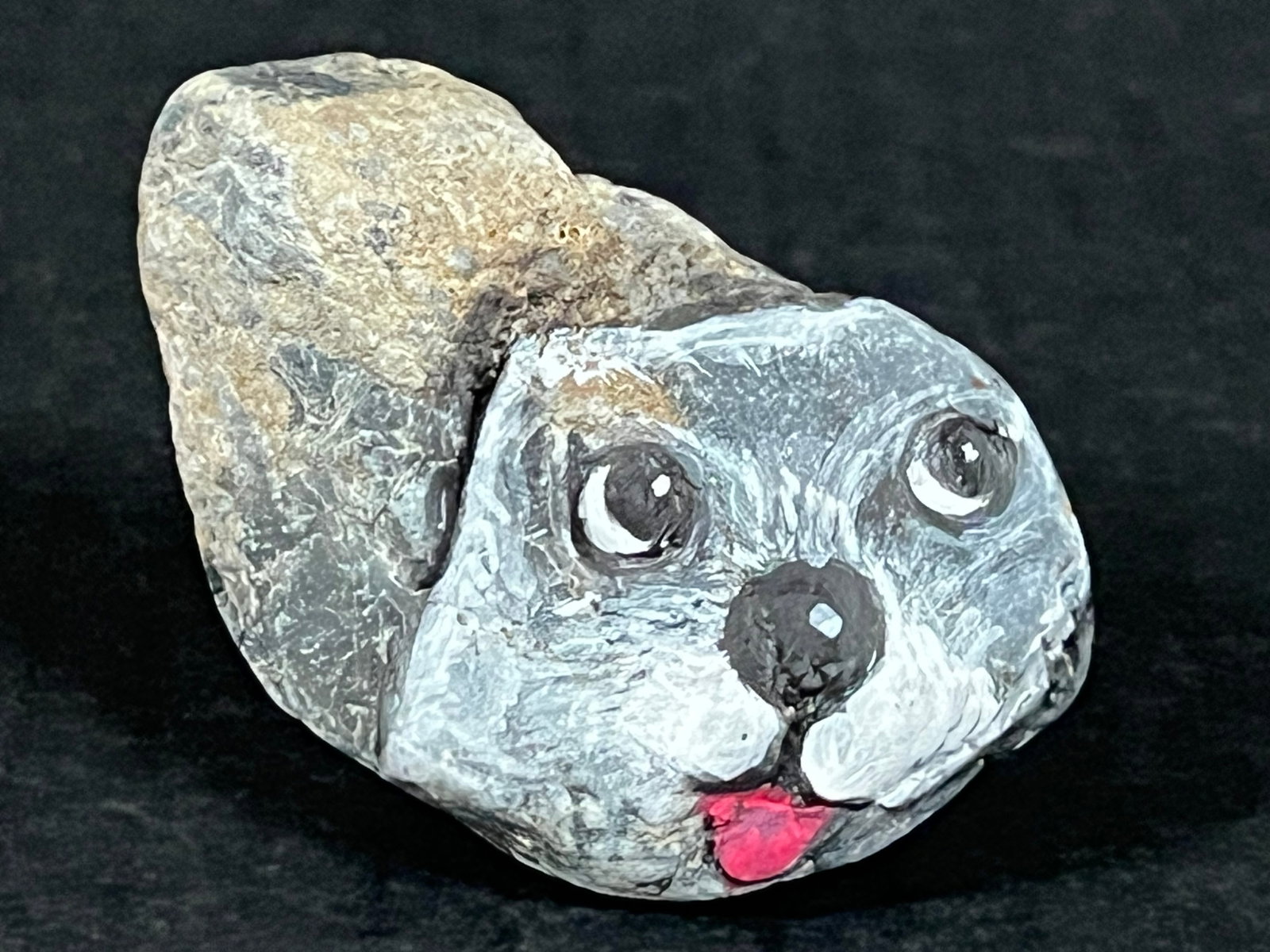 Paperweight Hand Painted Rock Stone Dog Art Design: Paperweight Hand Painted Rock Stone Dog Art Design. The dimension is 2 inches high x 3 inches wide. Please be aware that some of the items are vintage, secondhand, old ages, antiques and may have a