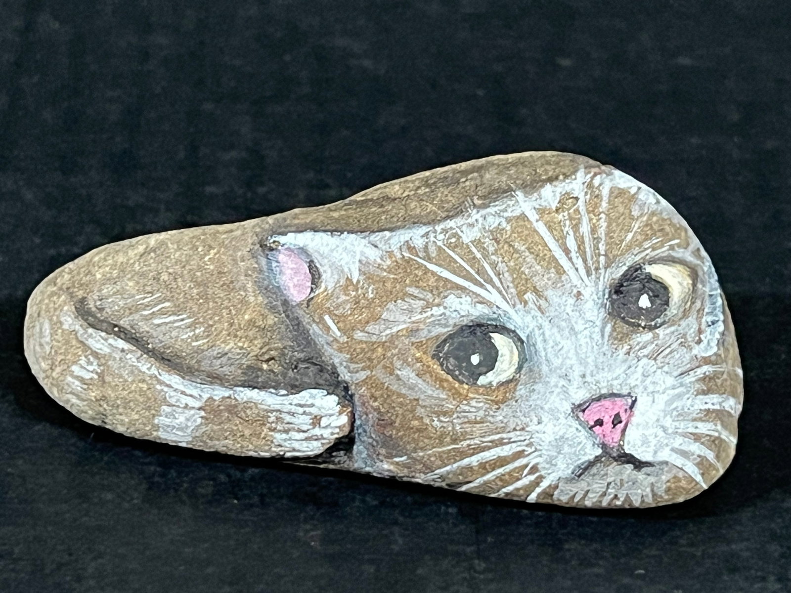 Paperweight Hand Painted Rock Stone Cat Art Design: Paperweight Hand Painted Rock Stone Cat Art Design. The dimension is 1.5 inches high x 3 inches wide. Please be aware that some of the items are vintage, secondhand, old ages, antiques and may have a 