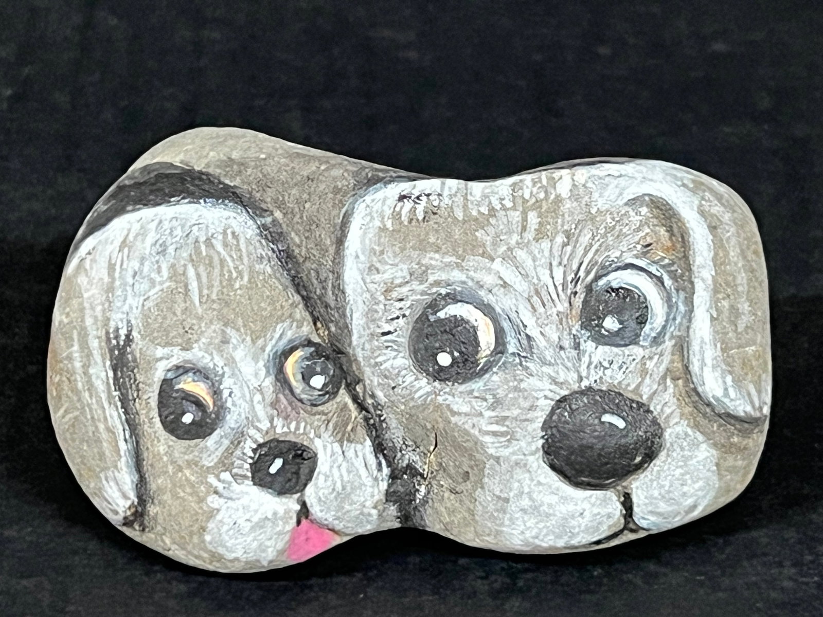 Paperweight Hand Painted Rock Stone Dog Art Design: Paperweight Hand Painted Rock Stone Dogs Art Design. The dimension is 2 inches high x 3 inches wide. Please be aware that some of the items are vintage, secondhand, old ages, antiques and may have a