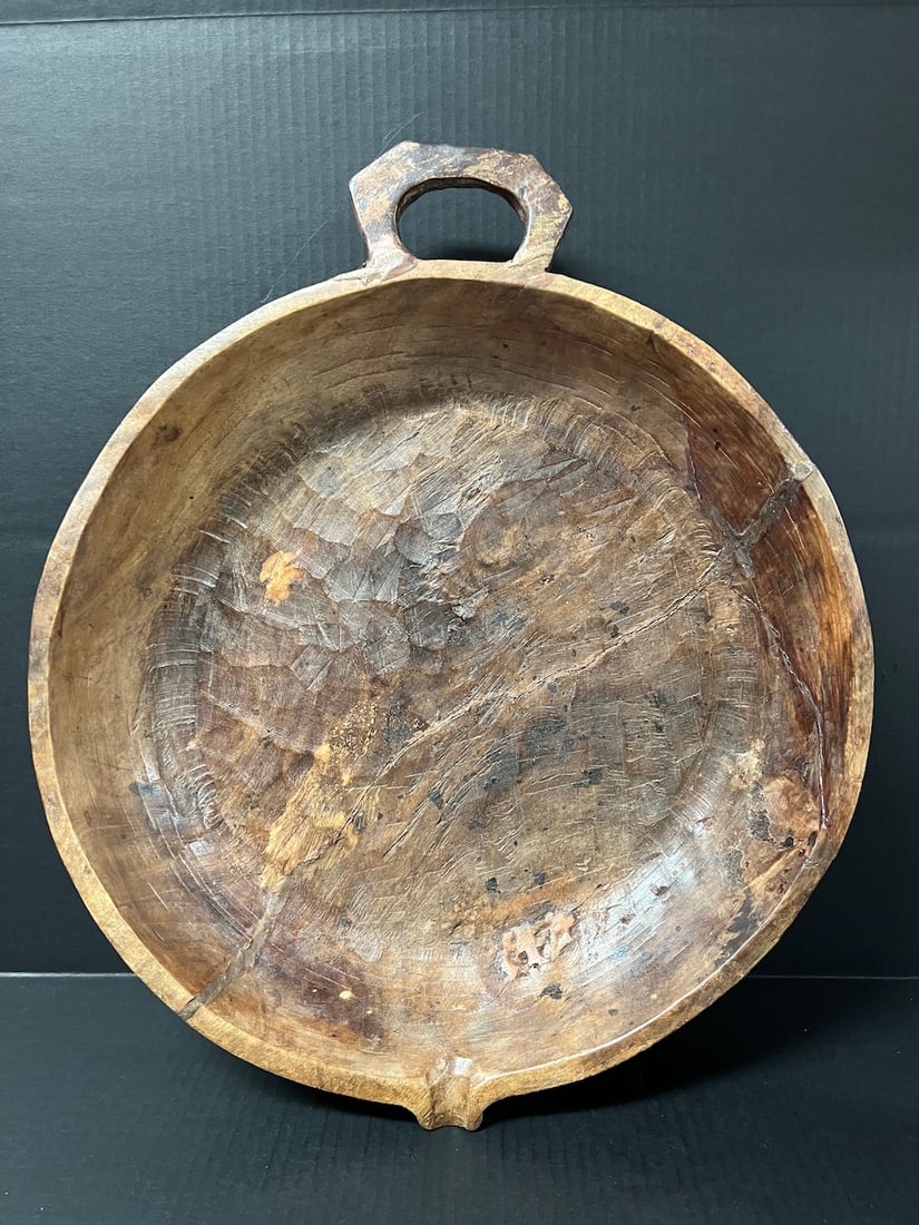 Philippine Tribal Art Ifugao Carved Wooden Bowl: Philippine Tribal Art Ifugao Carved Wooden Bowl. The dimension is 3.75 inches high x 21 inches wide. Please be aware that some of the items are vintage, secondhand, old ages, antiques and may have a d