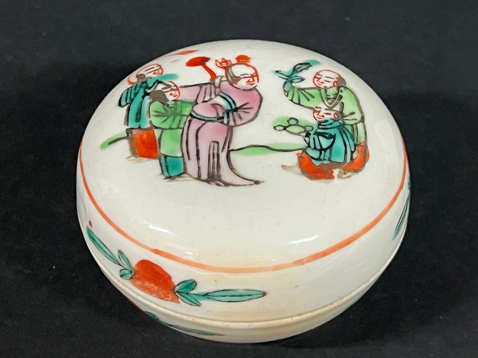 Chinese Art Porcelain Famille Rose Pill Box: Chinese Art Porcelain Famille Rose Pill Box. The dimension is 2 inches high x 3 inches wide x 3 inches depth. Please be aware that some of the items are vintage, secondhand, old ages, antiques and may
