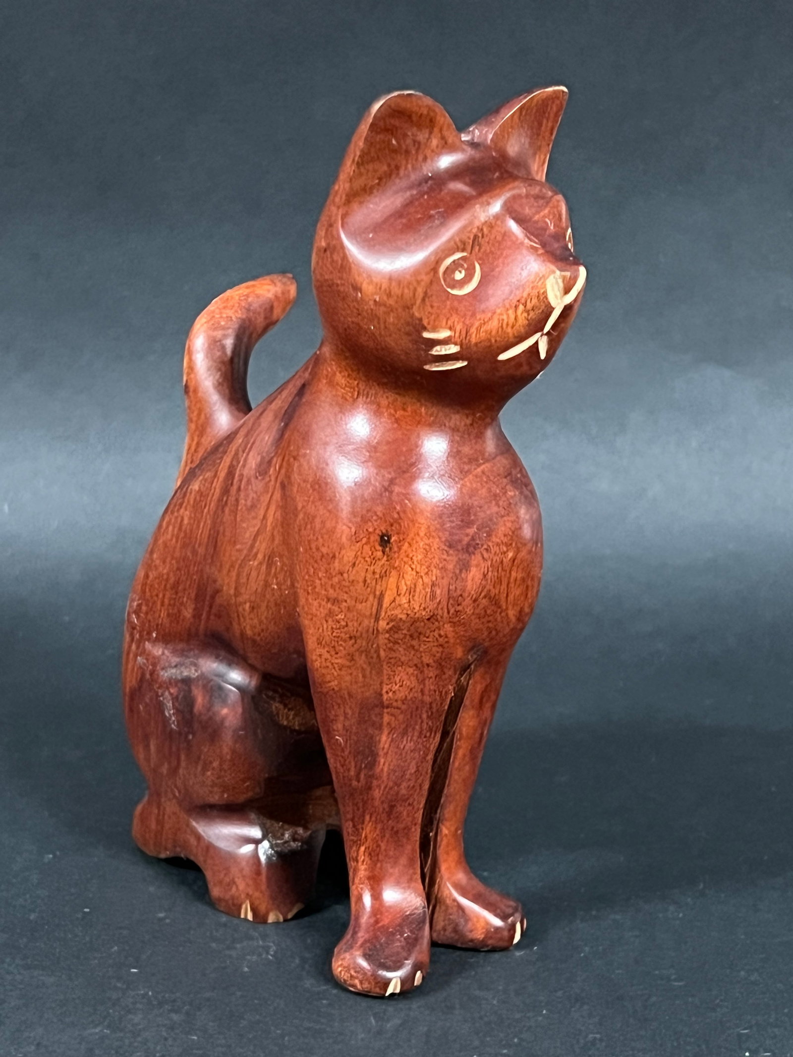 Carved Wood Cat Sculpture: Folk Art Carved Wood Cat Sculpture. The dimension is 6.5 inches high x 2 inches depth x 4 inches wide. Please be aware that some of the items are vintage, secondhand, old ages, antiques and may have