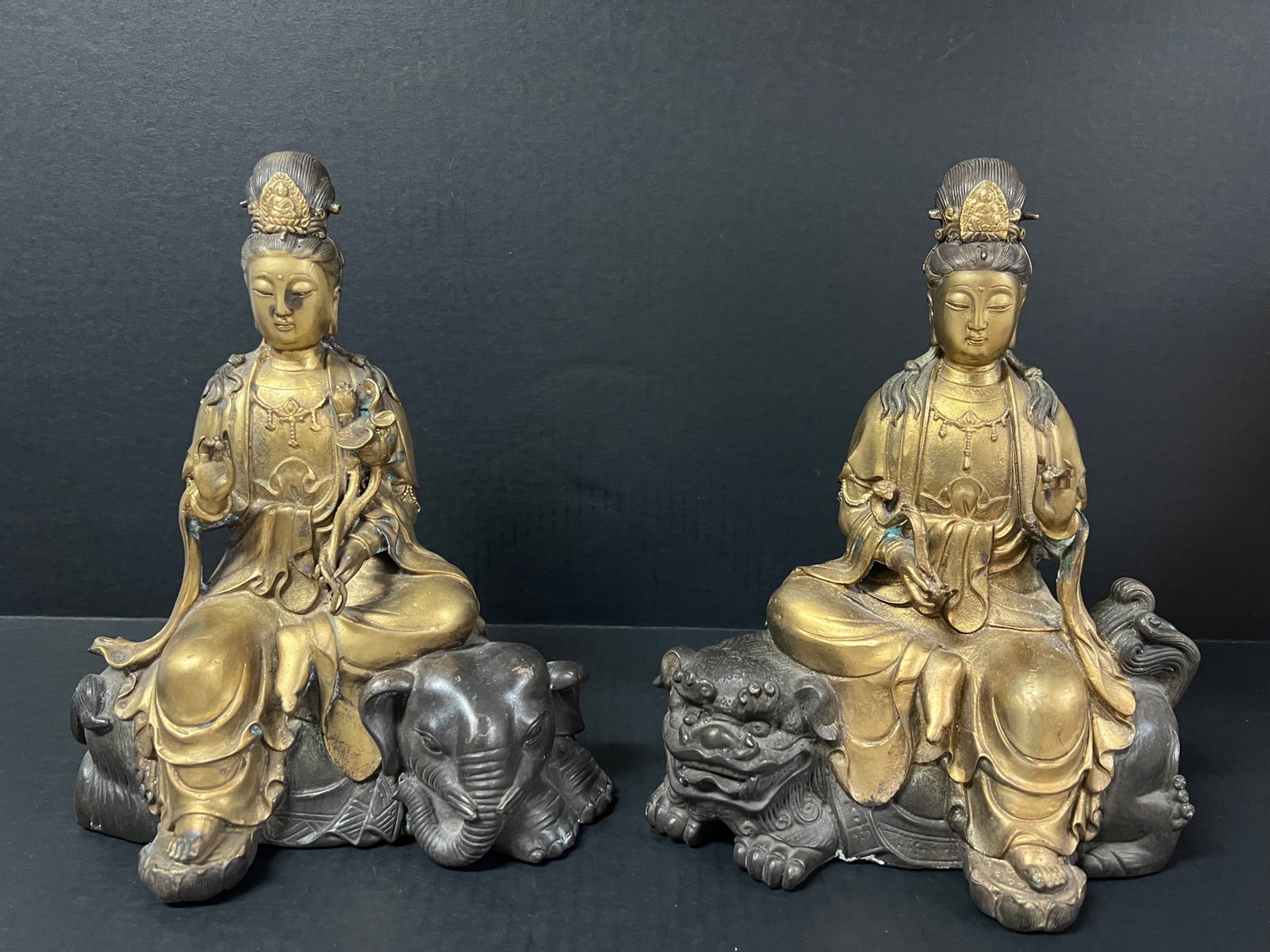 Chinese Art Pair of Bronze Quan Yin Sculpture: Chinese Art Pair of Bronze Quan Yin Sculpture. The dimension is 11.5 inches high x 9 inches wide. Please be aware that some of the items are vintage, secondhand, old ages, antiques and may have a defe