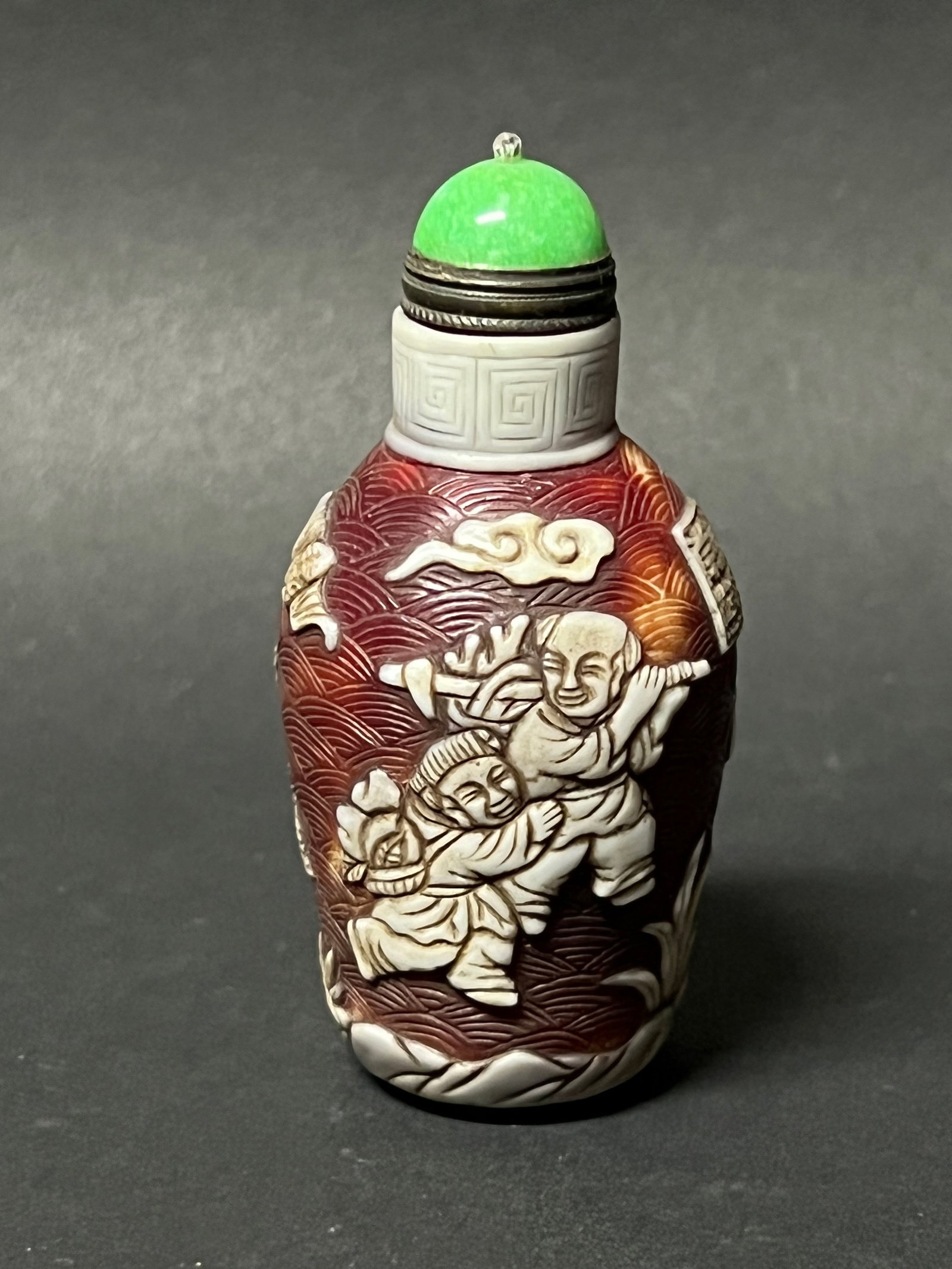 Chinese Art Peking Glass Overlay Snuff Bottle: Chinese Art Peking Glass Overlay Snuff Bottle. The dimension is 3.5 inches high x 2.25 inches wide. Please be aware that some of the items are vintage, secondhand, old ages, antiques and may have a de