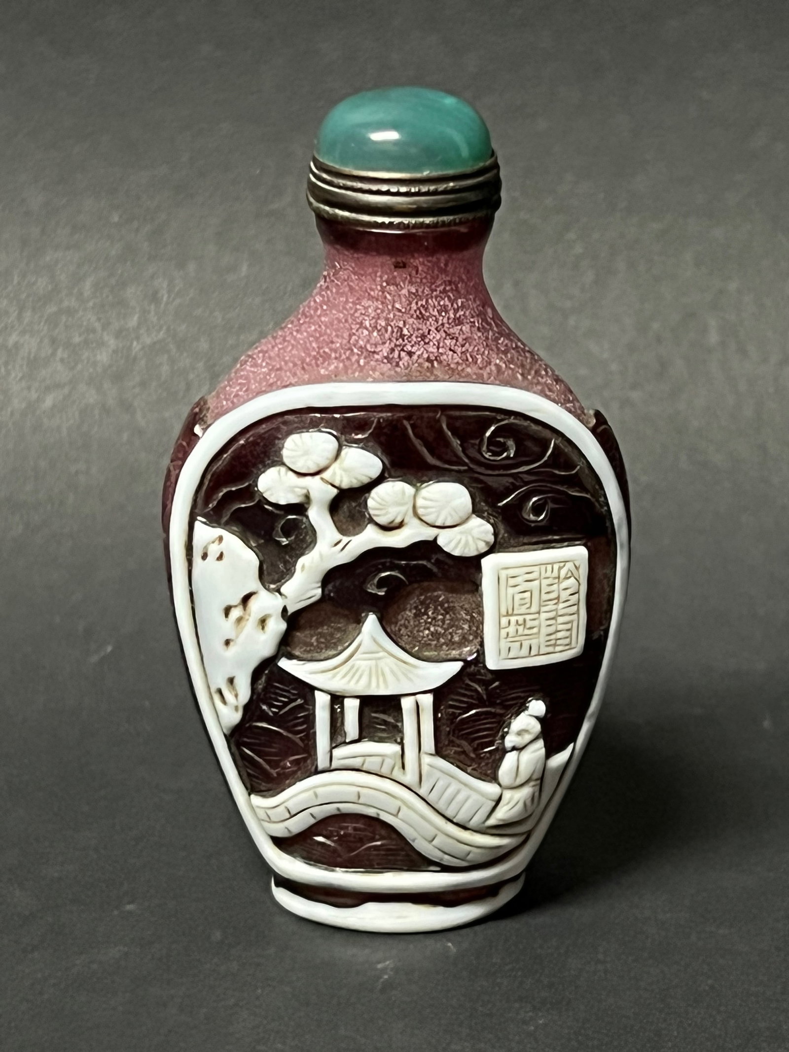 Chinese Art Peking Glass Overlay Snuff Bottle: Chinese Art Peking Glass Overlay Snuff Bottle. The dimension is 3.5 inches high x 2.25 inches wide. Please be aware that some of the items are vintage, secondhand, old ages, antiques and may have a de
